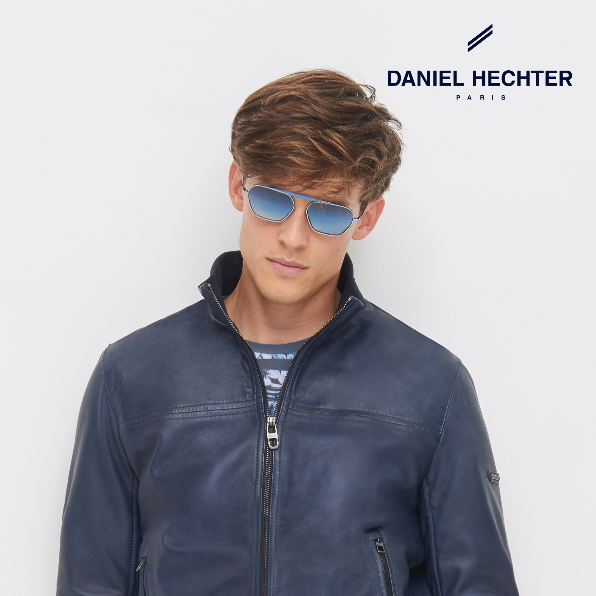 Junger Mann mit Lederjacke trägt eine Sonnenbrille von Daniel Hechter