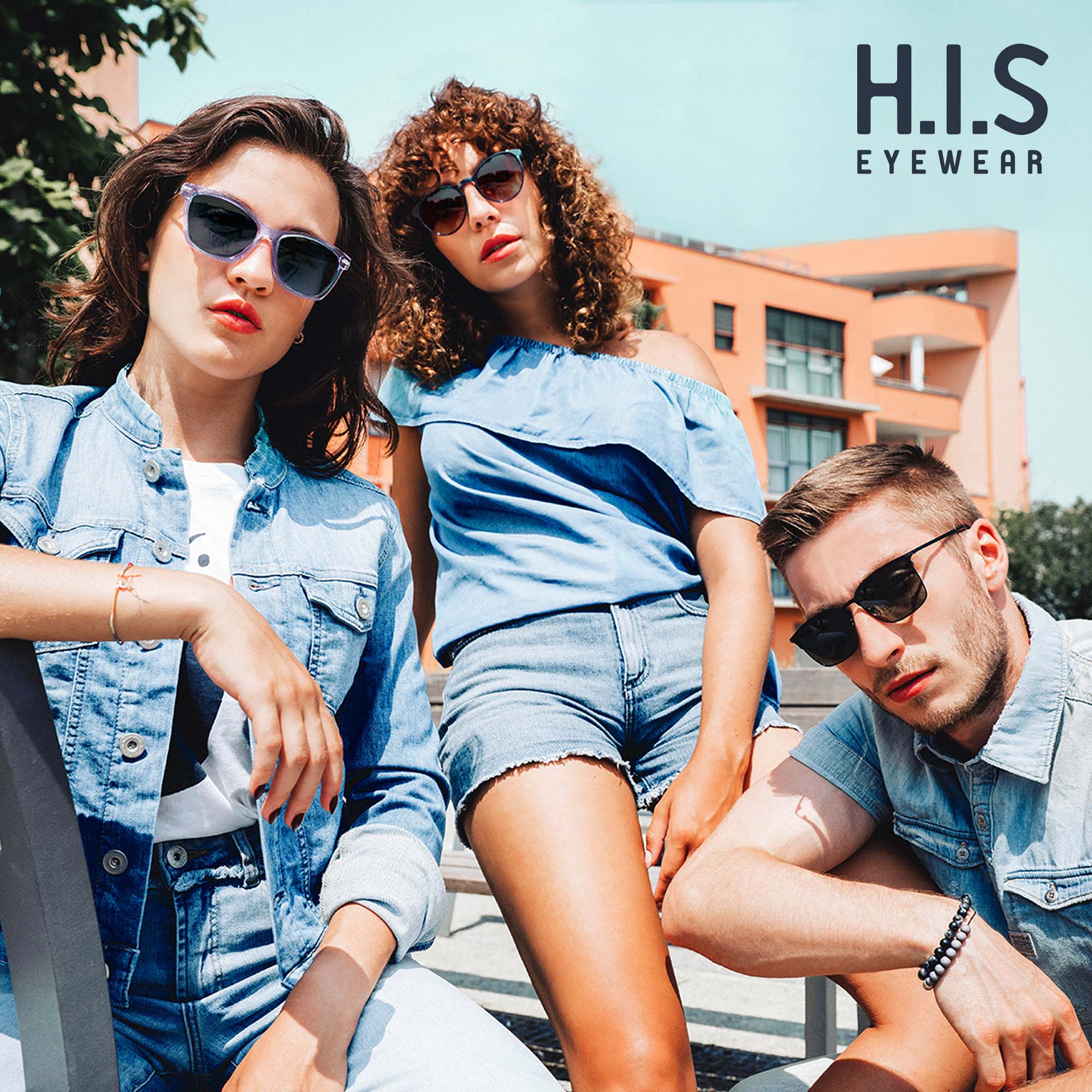 Zwei Frauen und ein Mann sitzen als Gruppe zusammen und tragen Sonnenbrillen von H.I.S Eyewear
