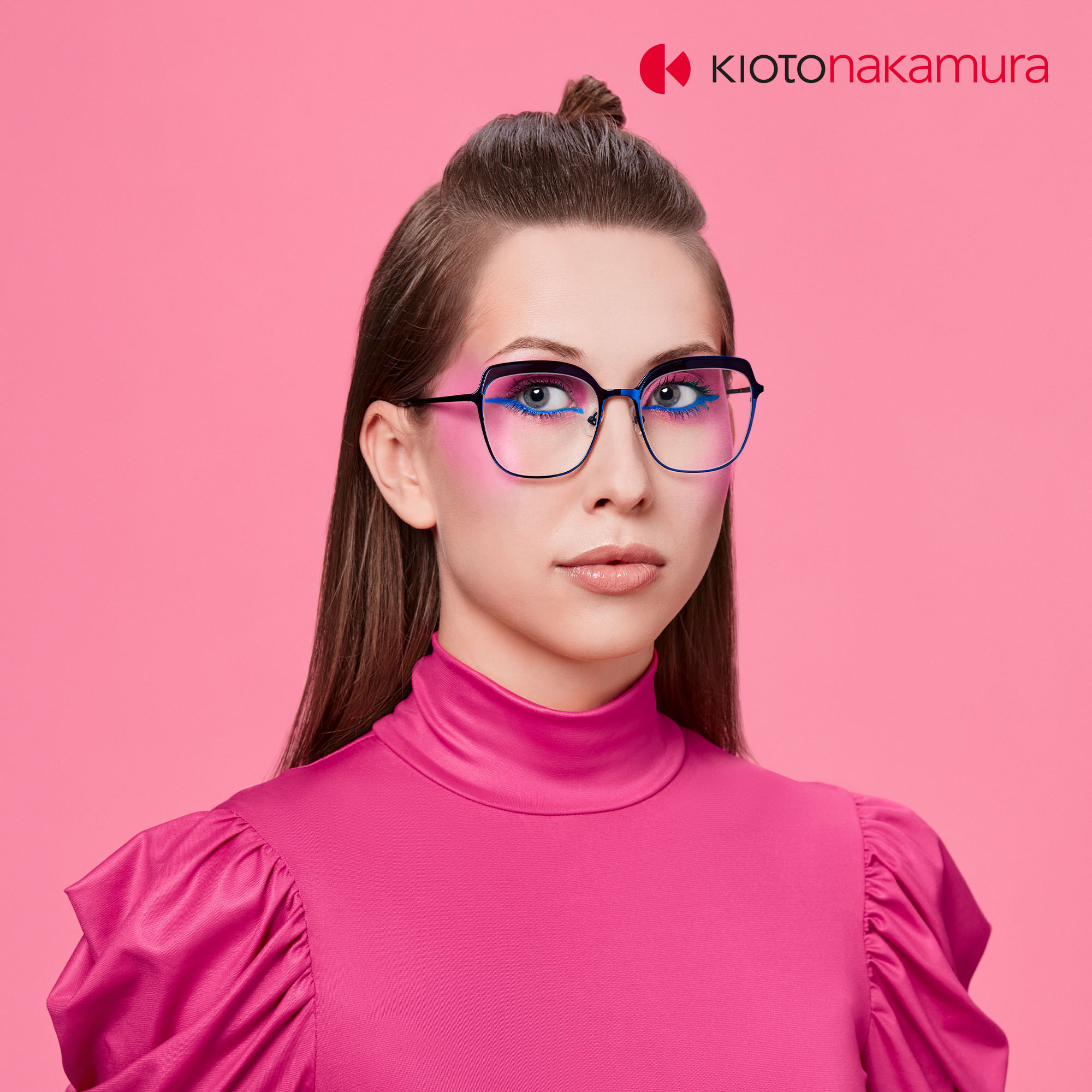 Junge Frau in grellen Farben mit Brille von kiotonakamura