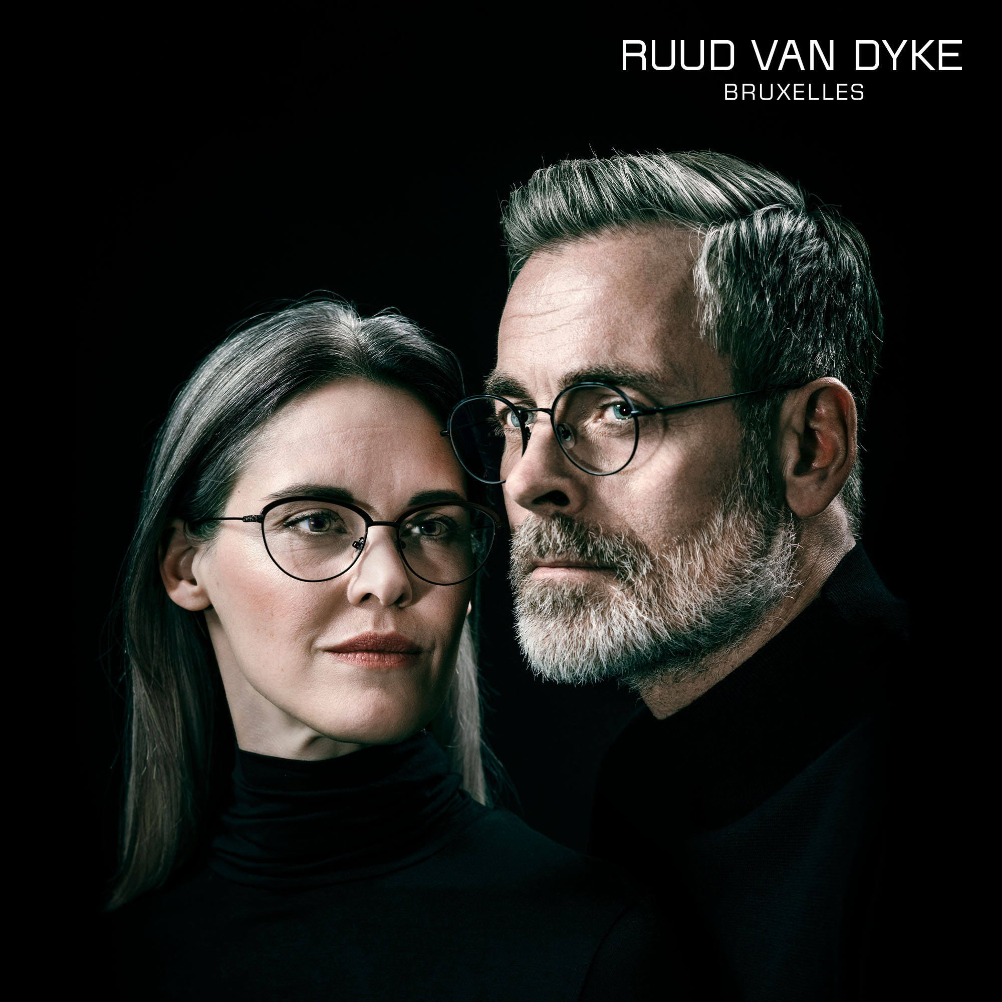 Profil von einer Frau und Mann mit Brillen von Ruud van Dyke vor einem schwarzen Hintergrund