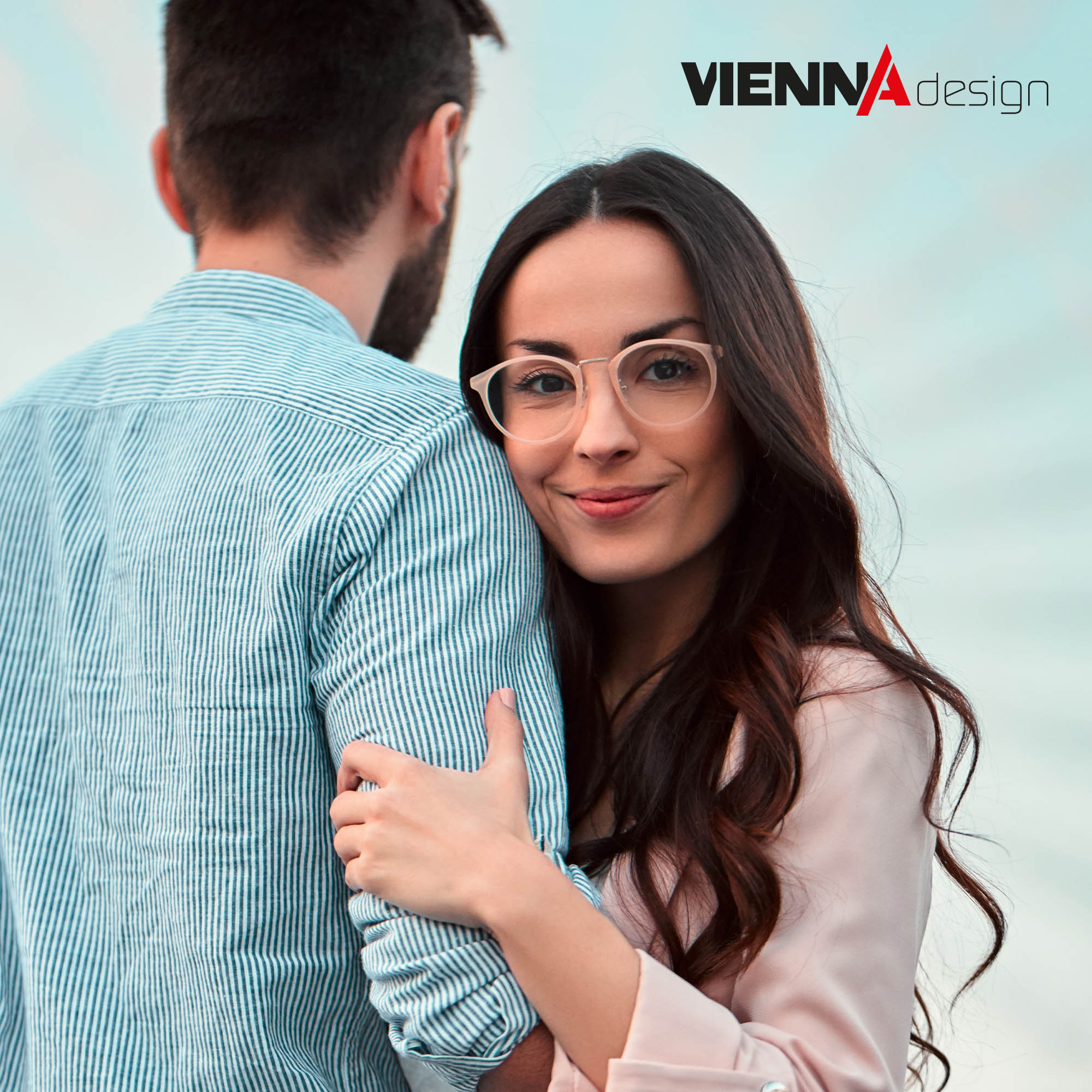 Ein Mann von hinten und eine Frau mit einer Brille von Vienna Design von vorne stehen zusammen