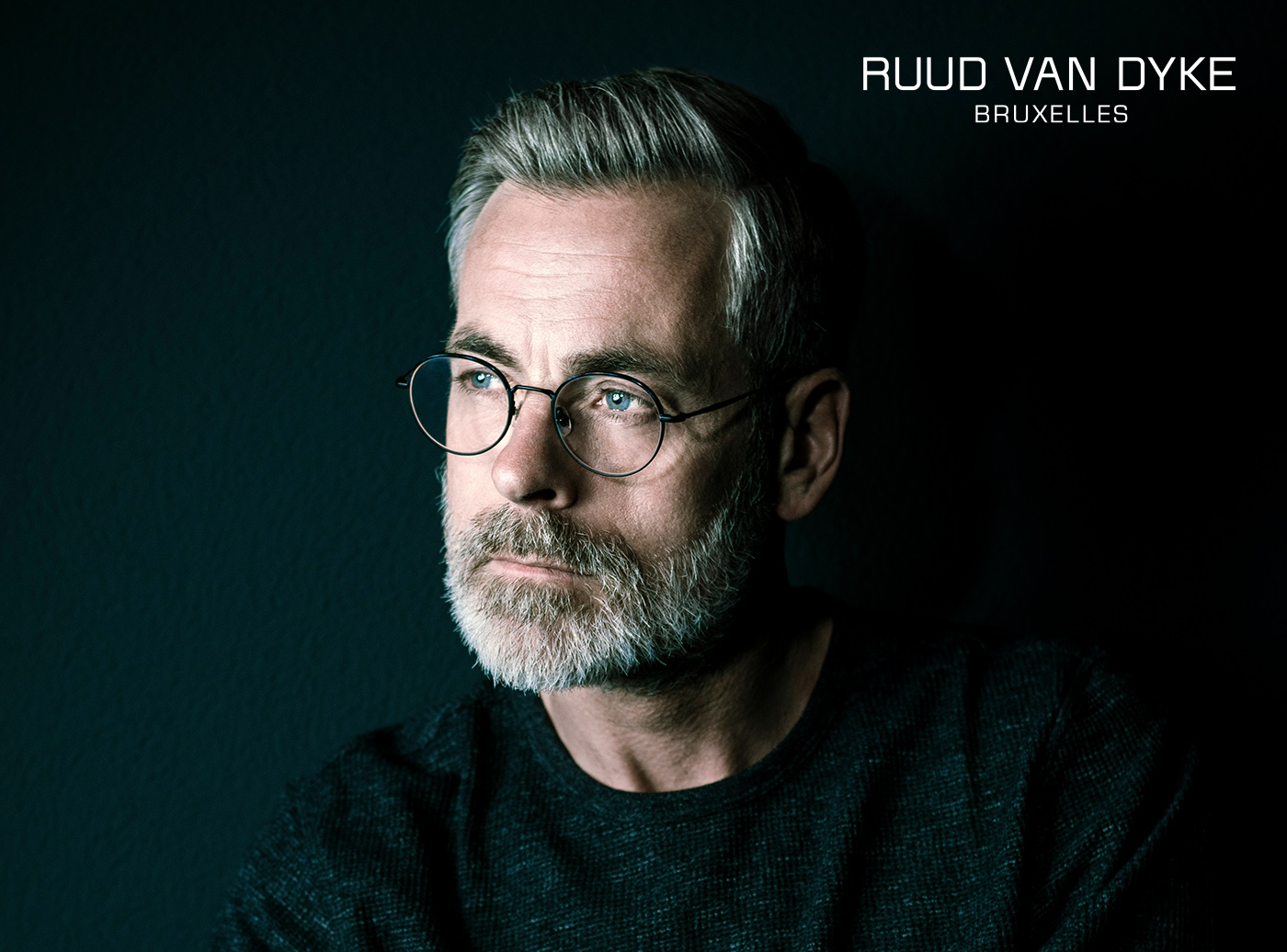 Profil eines Mannes mit grauem Bart und einer Brille von Ruud van Dyke