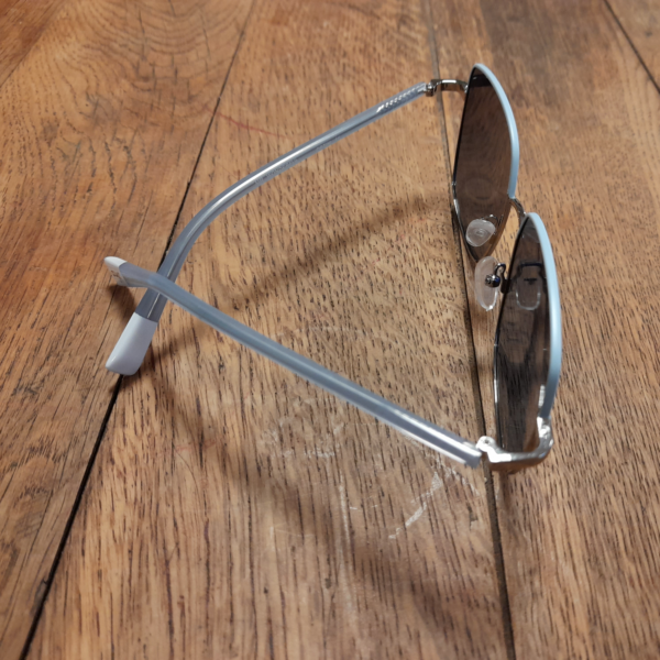 Viereckige Sonnenbrille von Mr Wonderful von der Seite