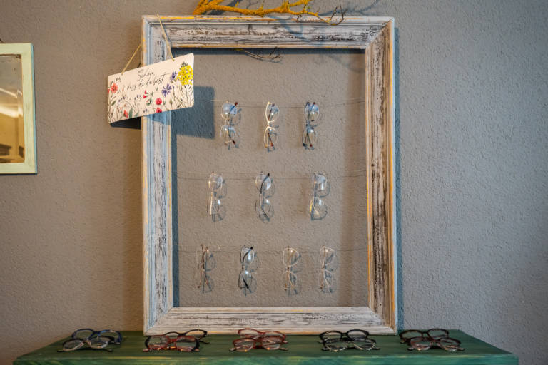 Conny Beyer ist „Die Brillenmacherin“, hier in ihrem Laden in ihrem Heimatort Dorndorf