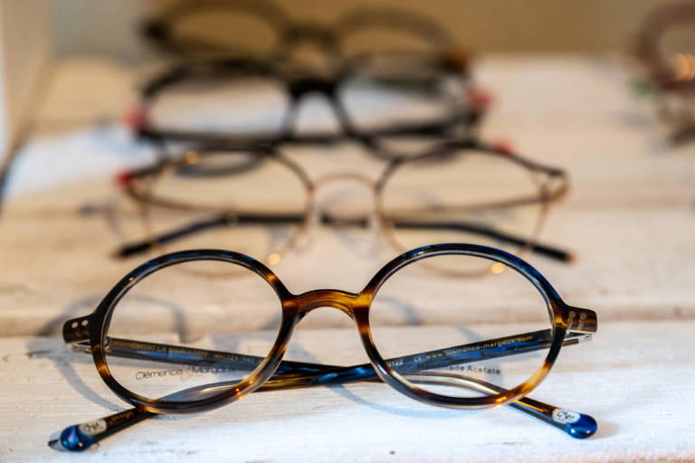 Conny Beyer ist „Die Brillenmacherin“, hier in ihrem Laden in ihrem Heimatort Dorndorf