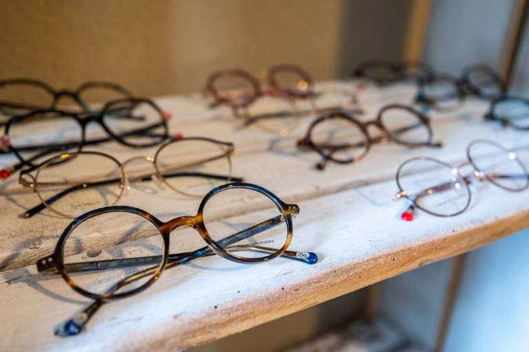 Conny Beyer ist „Die Brillenmacherin“, hier in ihrem Laden in ihrem Heimatort Dorndorf